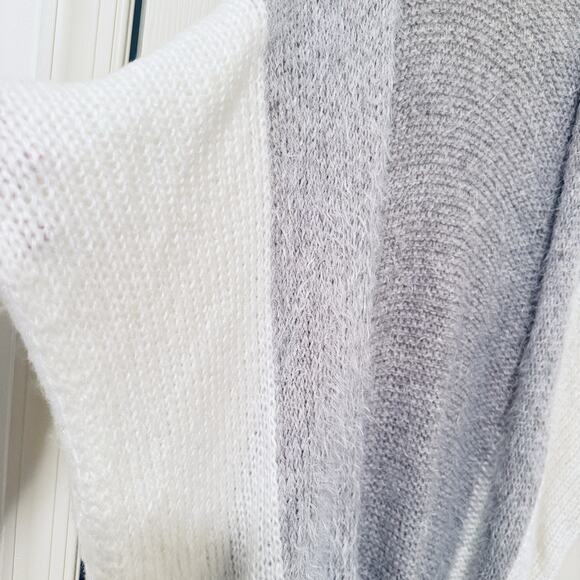 Universal thread Fuzzy Knit Open Cardigan Sweater Poncho Batwing Cream O/S - Picture 5 of 8